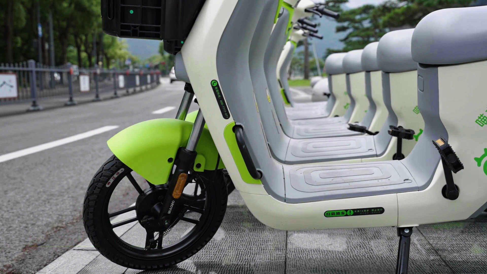 整齊擺放的共享電動(dòng)車 整齊擺放的共享電動(dòng)車