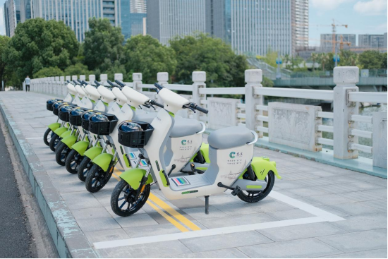 投放在路邊的共享電單車 投放在路邊的共享電單車